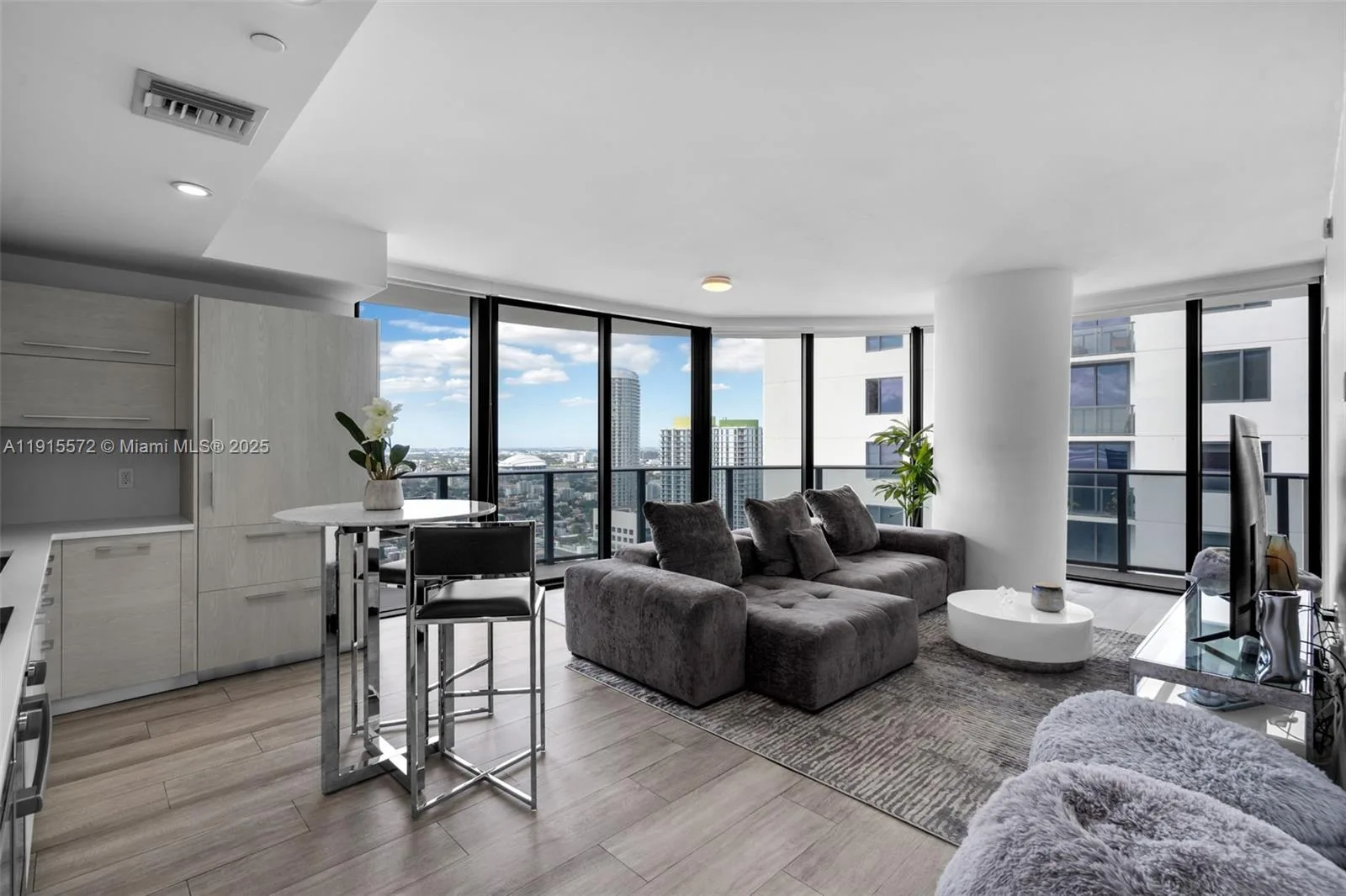 55 SW 9th St # 4008, Miami, FL 33130 photo 4