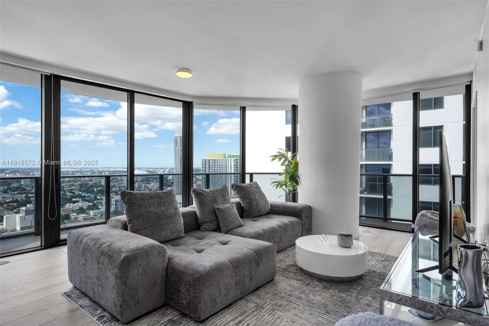 55 SW 9th St # 4008, Miami, FL 33130 photo 5