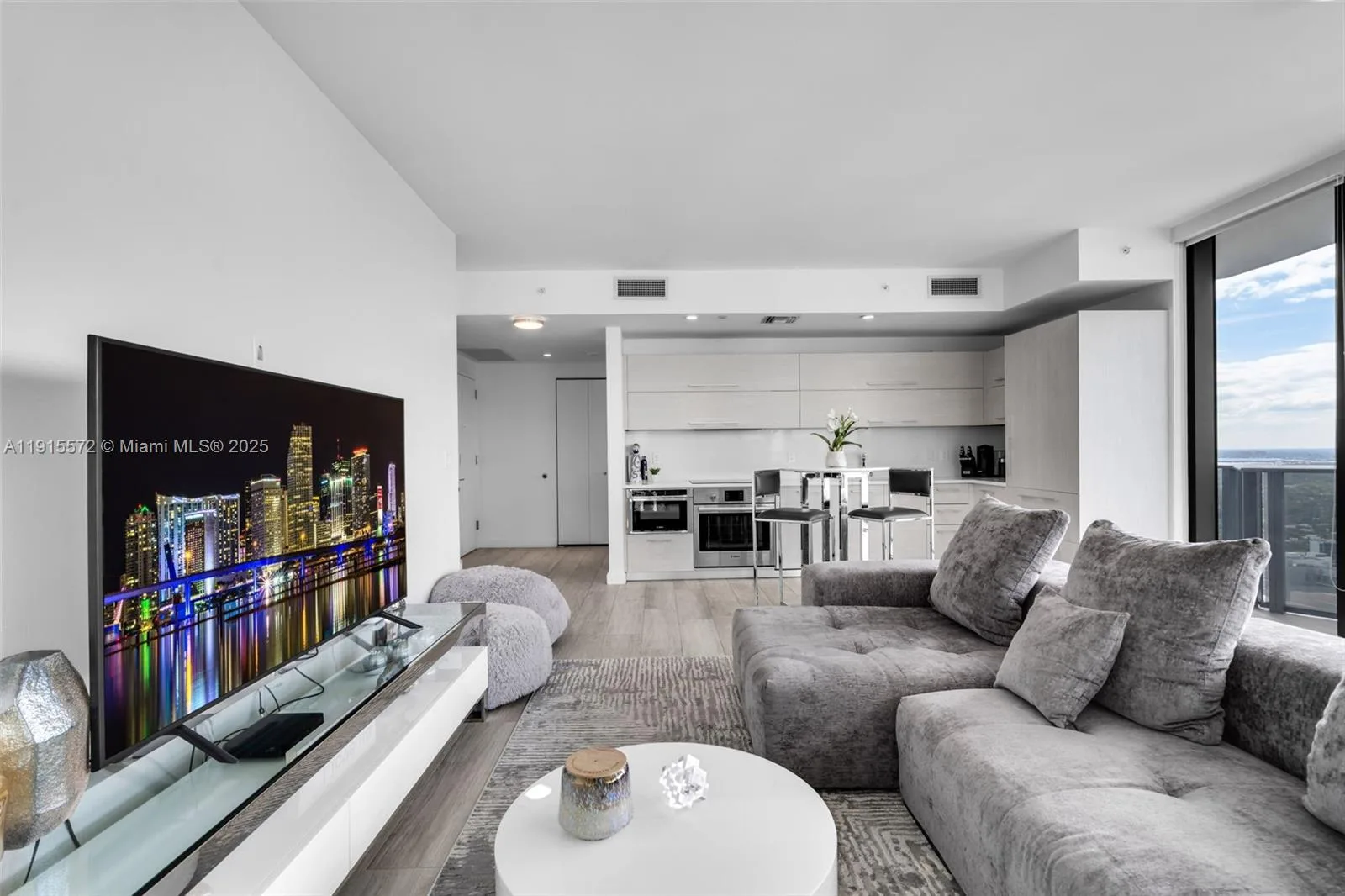 55 SW 9th St # 4008, Miami, FL 33130 photo 6