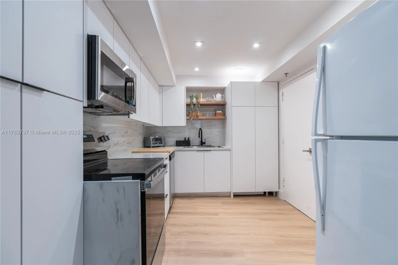 6039 Collins Ave # 429, Miami Beach, FL 33140 photo 11