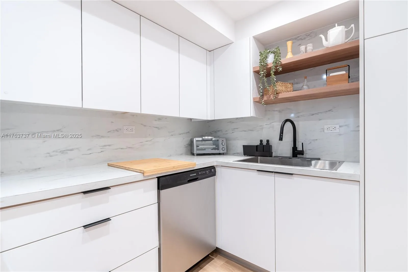 6039 Collins Ave # 429, Miami Beach, FL 33140 photo 9