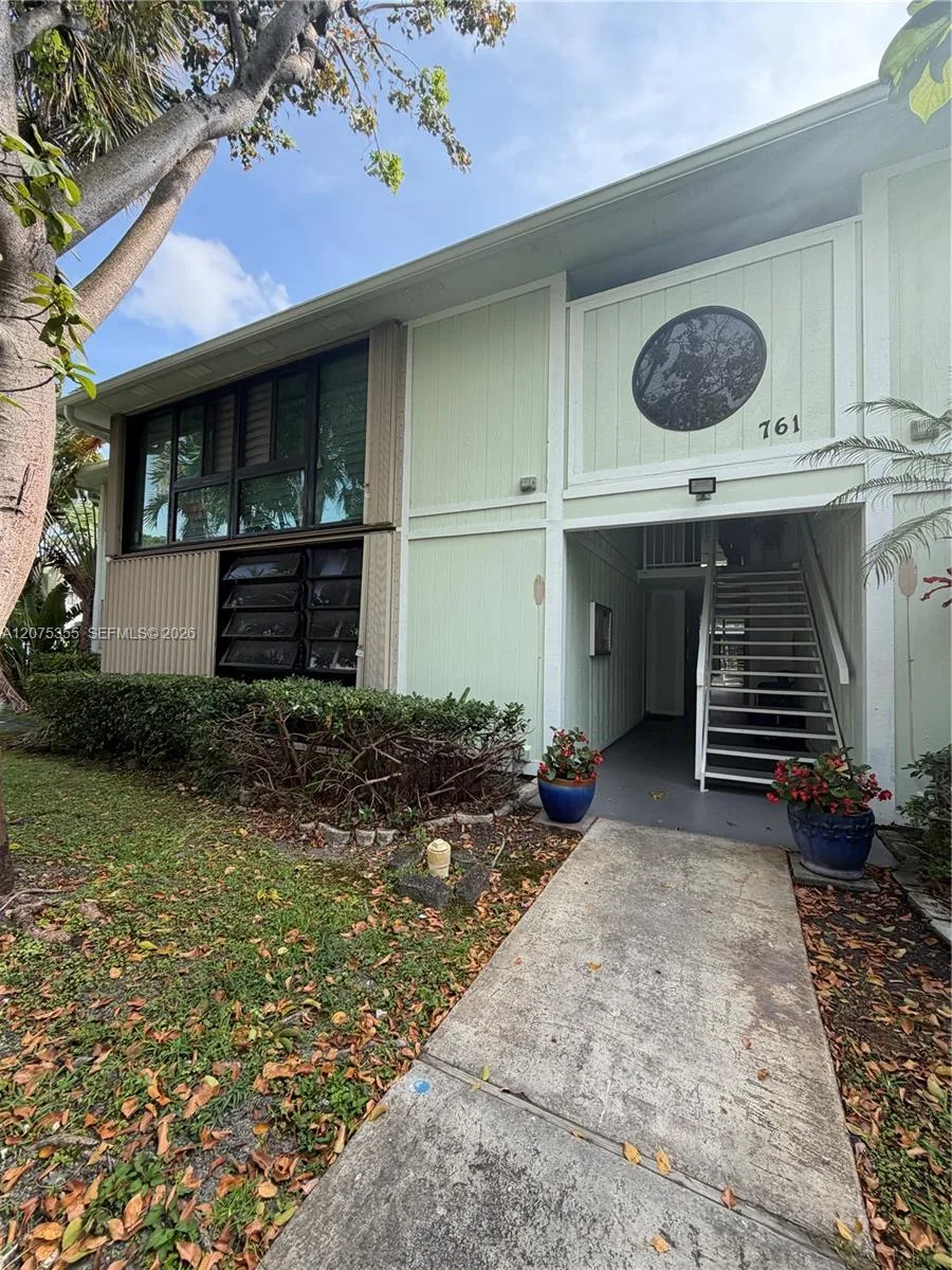 761 NE 199th St # 202, Miami, FL 33179