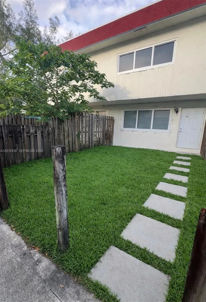 1560 NE 151st St # 102, Miami, FL 33162