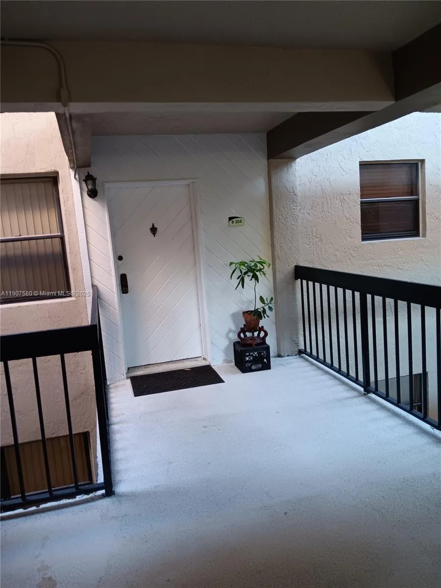 461 Ives Dairy Rd # 304-2, Miami, FL 33179 photo 2