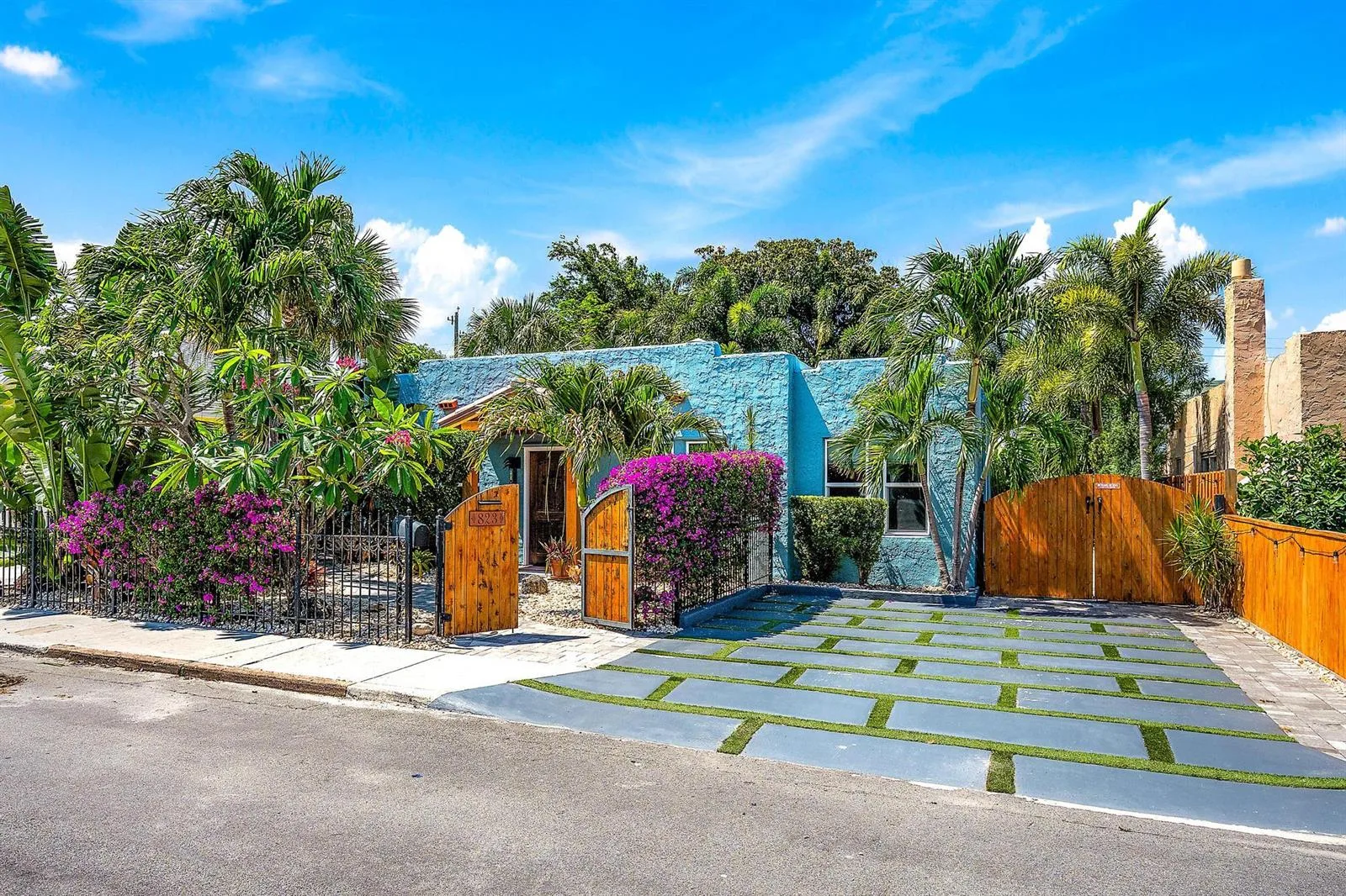 823 Selkirk Street S, West Palm Beach, FL 33405 photo 2