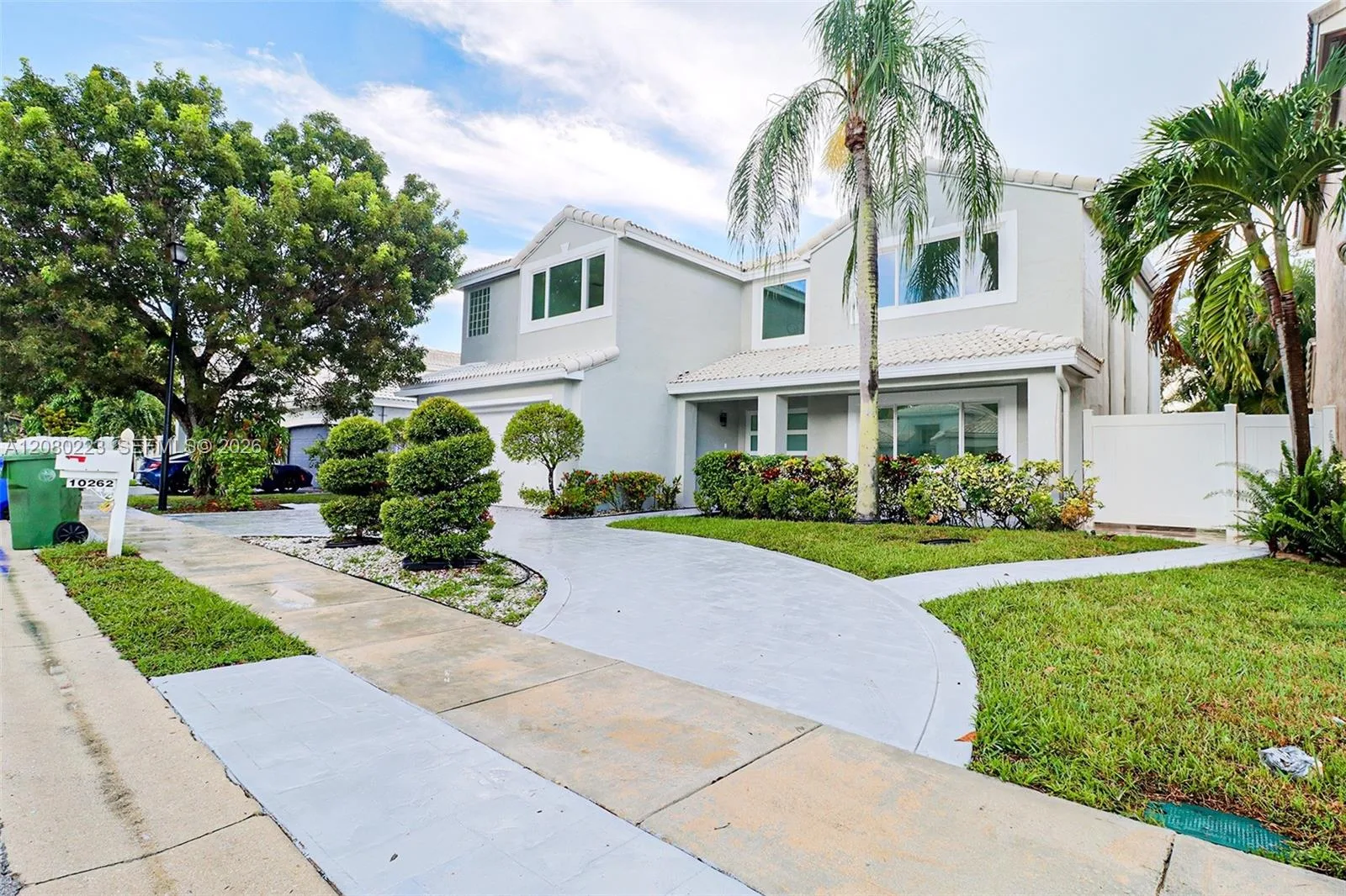 10262 SW 9th Ln, Pembroke Pines, FL 33025