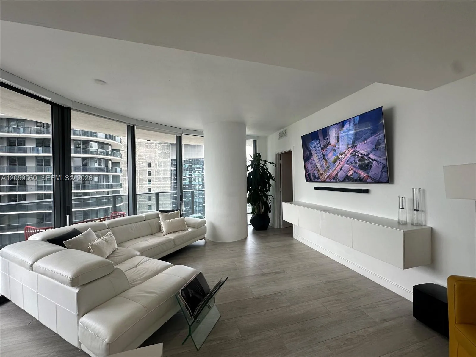 45 SW 9th St # 2501, Miami, FL 33130 photo 5