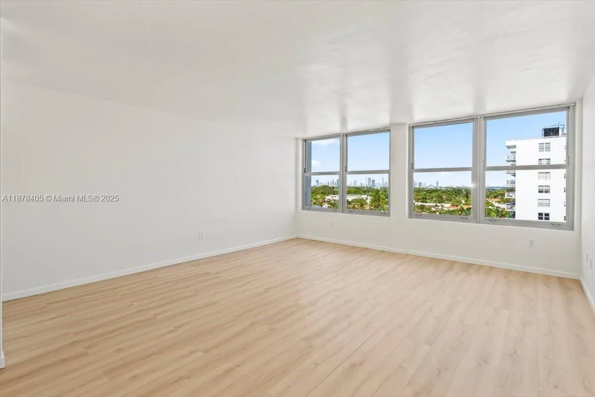 2899 Collins Ave # 1104, Miami Beach, FL 33140 photo 2