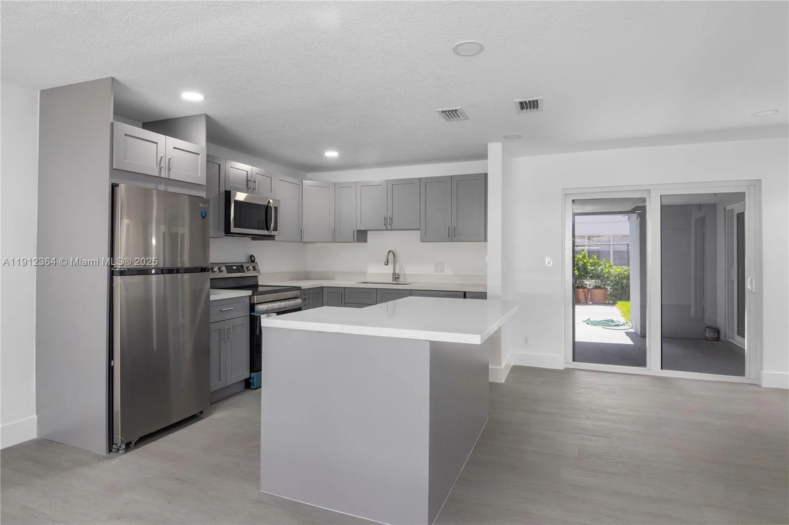 1750 NE 52nd St, Fort Lauderdale, FL 33334