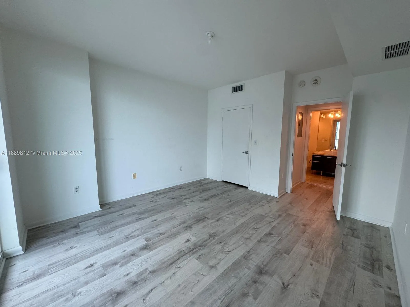 244 Biscayne Blvd # 2105, Miami, FL 33132 photo 11