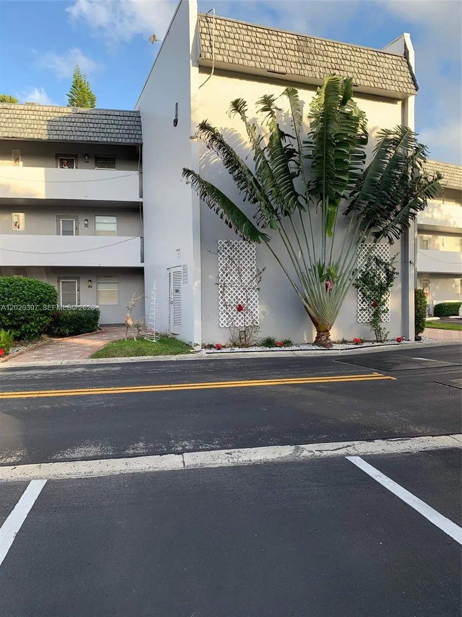 7797 Golf Cir Dr # 310, Margate, FL 33063