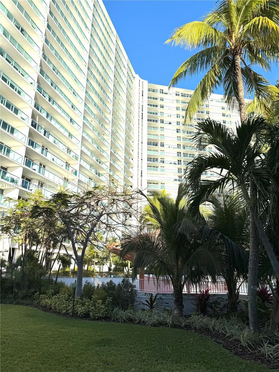 100 Bayview Dr # 1611, Sunny Isles Beach, FL 33160