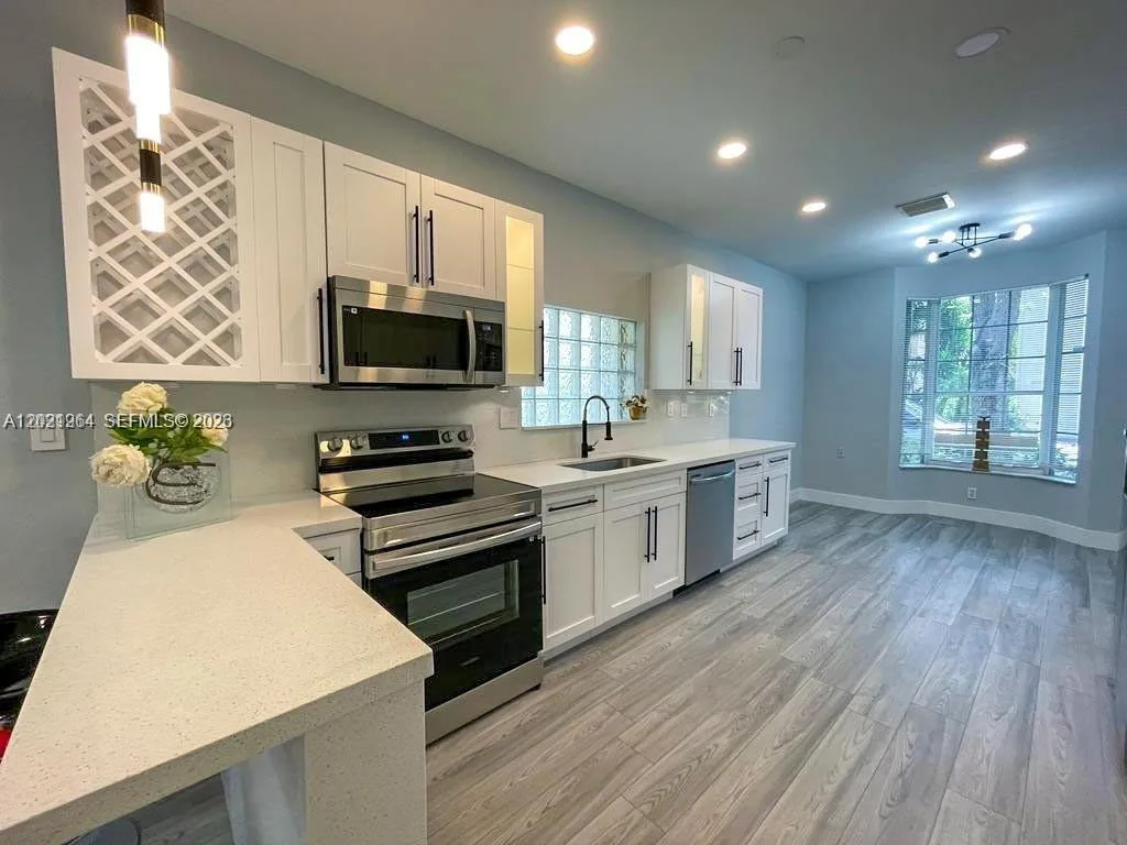 1261 Hayes St, Hollywood, FL 33019