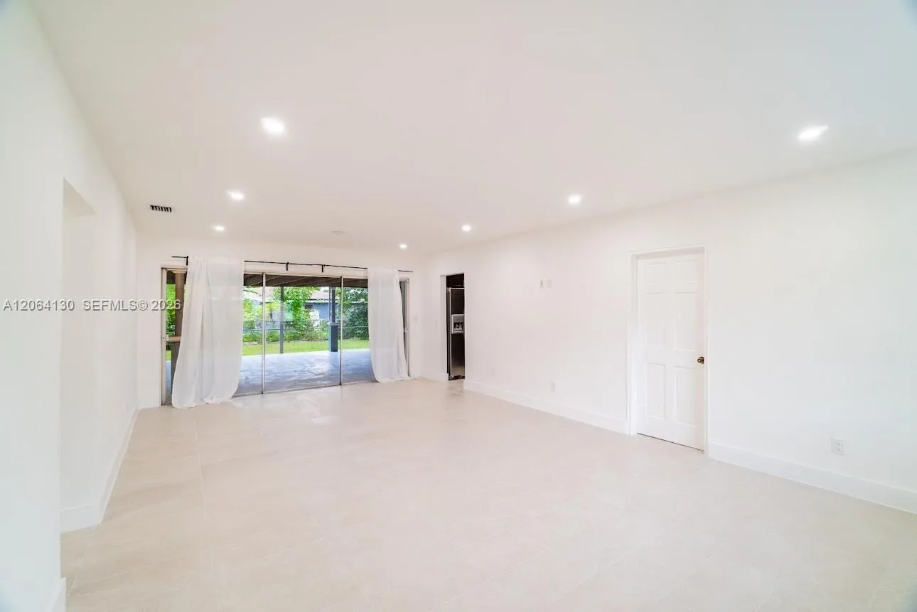320 NE 160th St, Miami, FL 33162 photo 3