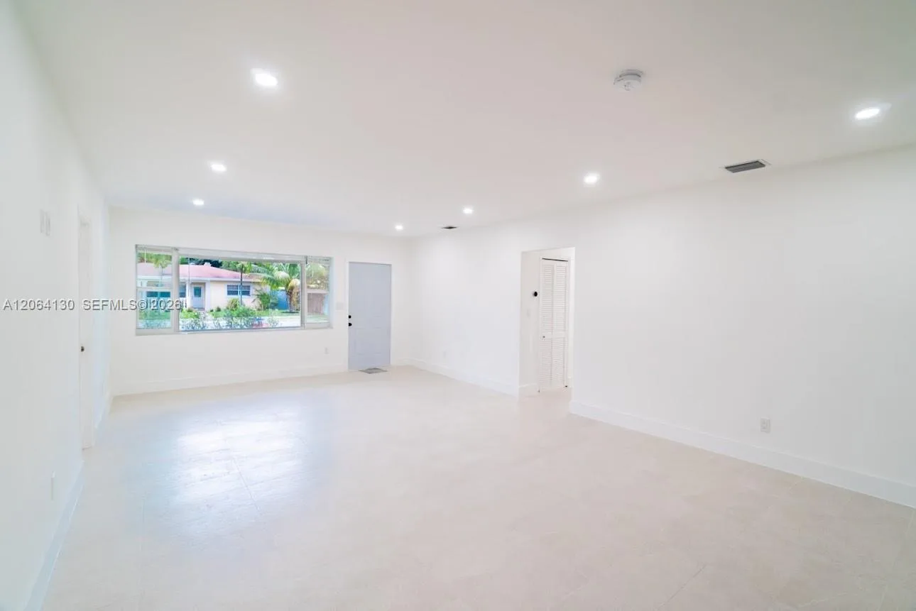 320 NE 160th St, Miami, FL 33162 photo 4