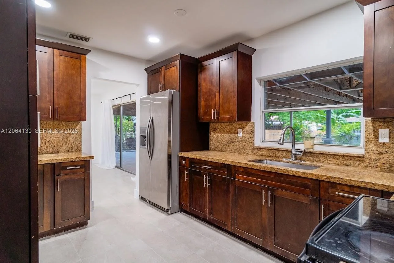 320 NE 160th St, Miami, FL 33162 photo 8