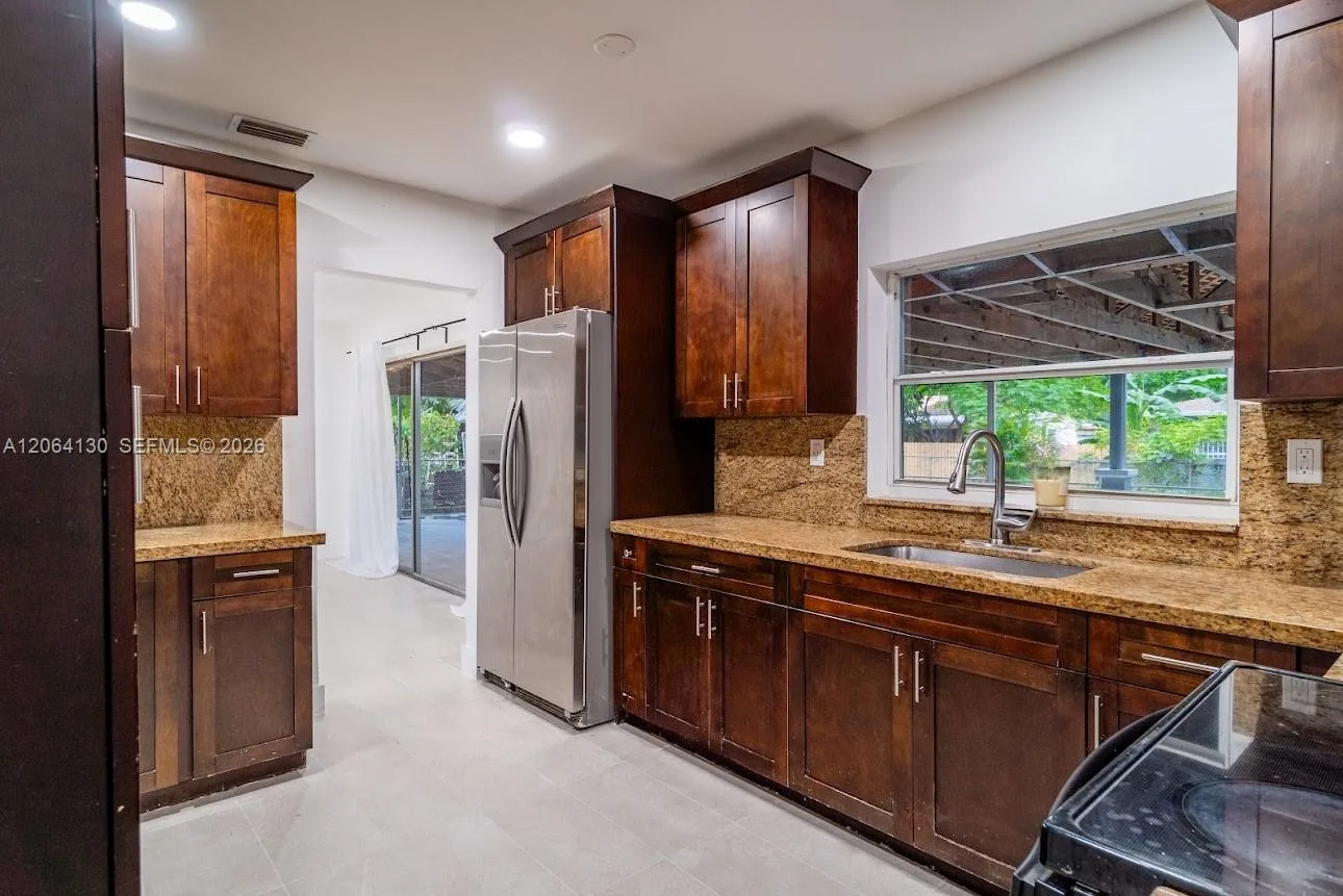 320 NE 160th St, Miami, FL 33162 photo 9