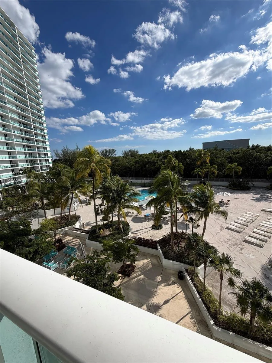 100 Bayview Dr # 425, Sunny Isles Beach, FL 33160