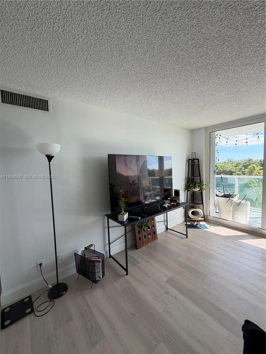 100 Bayview Dr # 425, Sunny Isles Beach, FL 33160 photo 4