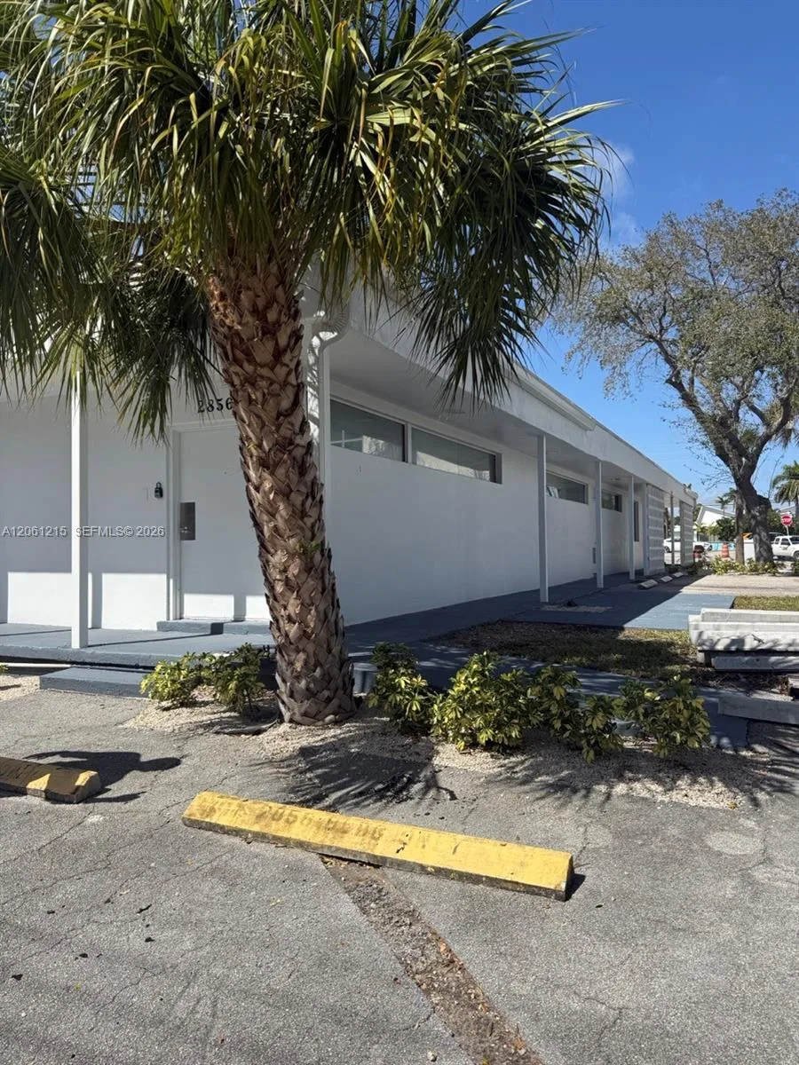 2856 E Oakland Park Blvd, Fort Lauderdale, FL 33306 photo 2