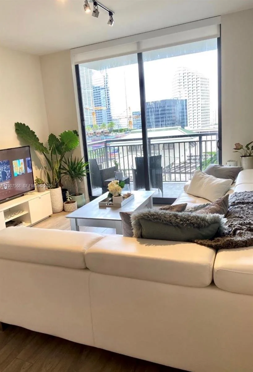 999 SW 1st Ave # 1407, Miami, FL 33130