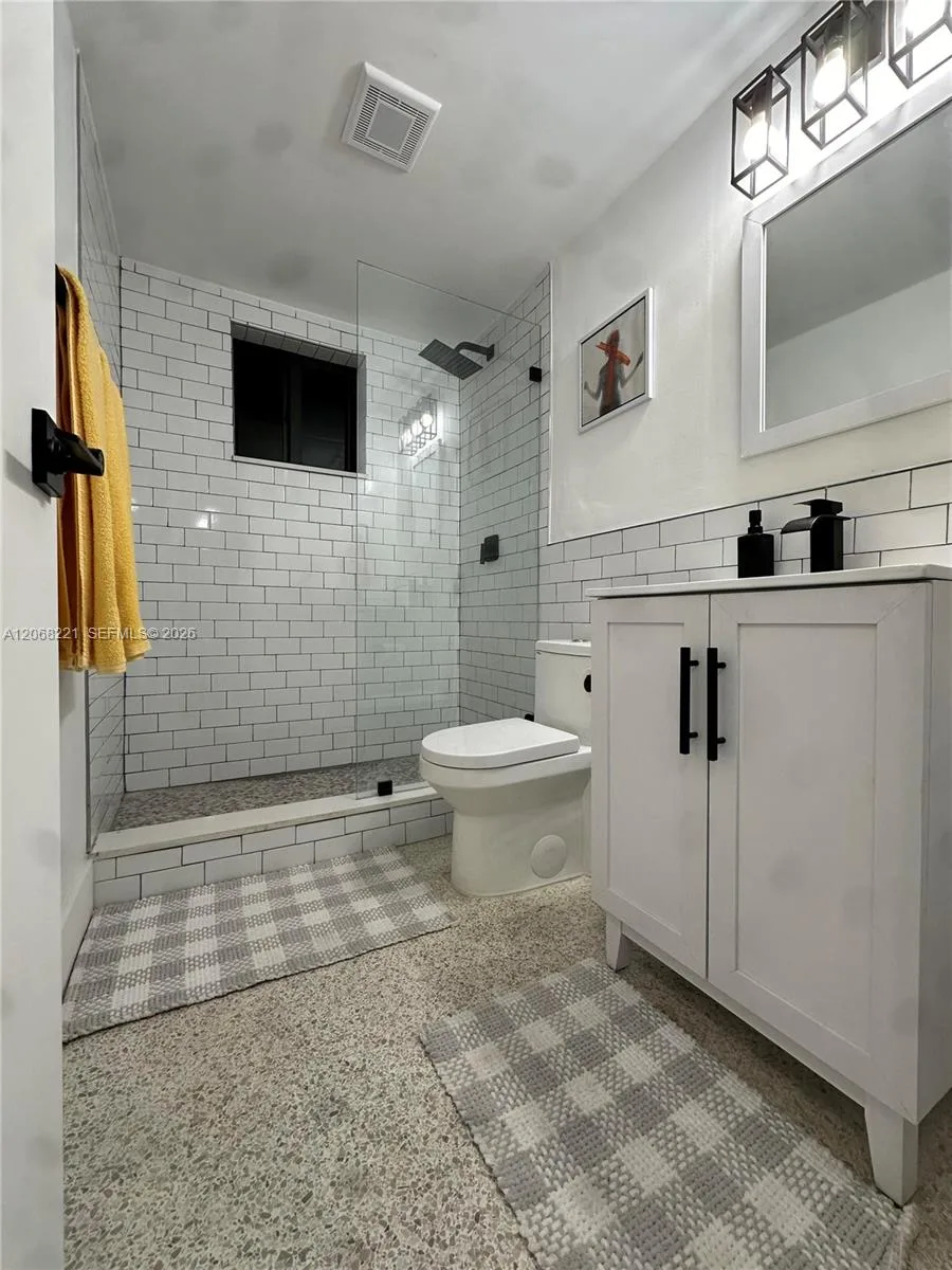 190 NW 69th St # 6, Miami, FL 33150 photo 3