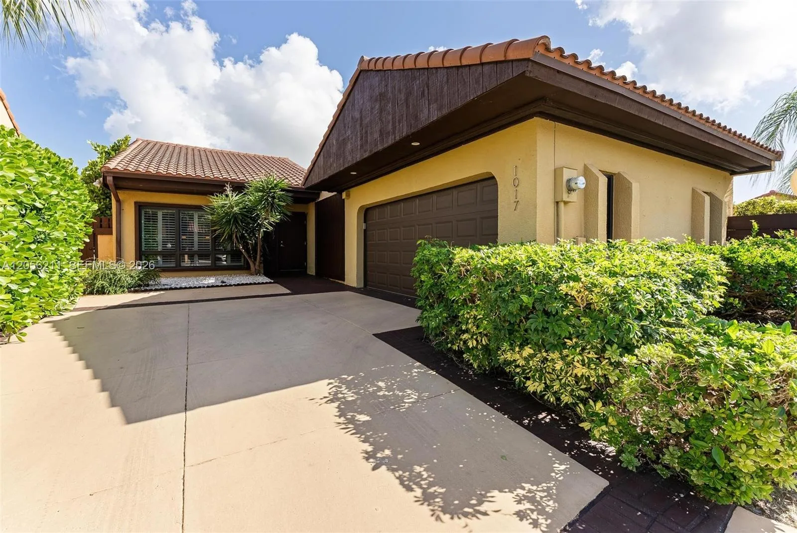 1017 NE 202nd Ln, Miami, FL 33179 photo 2
