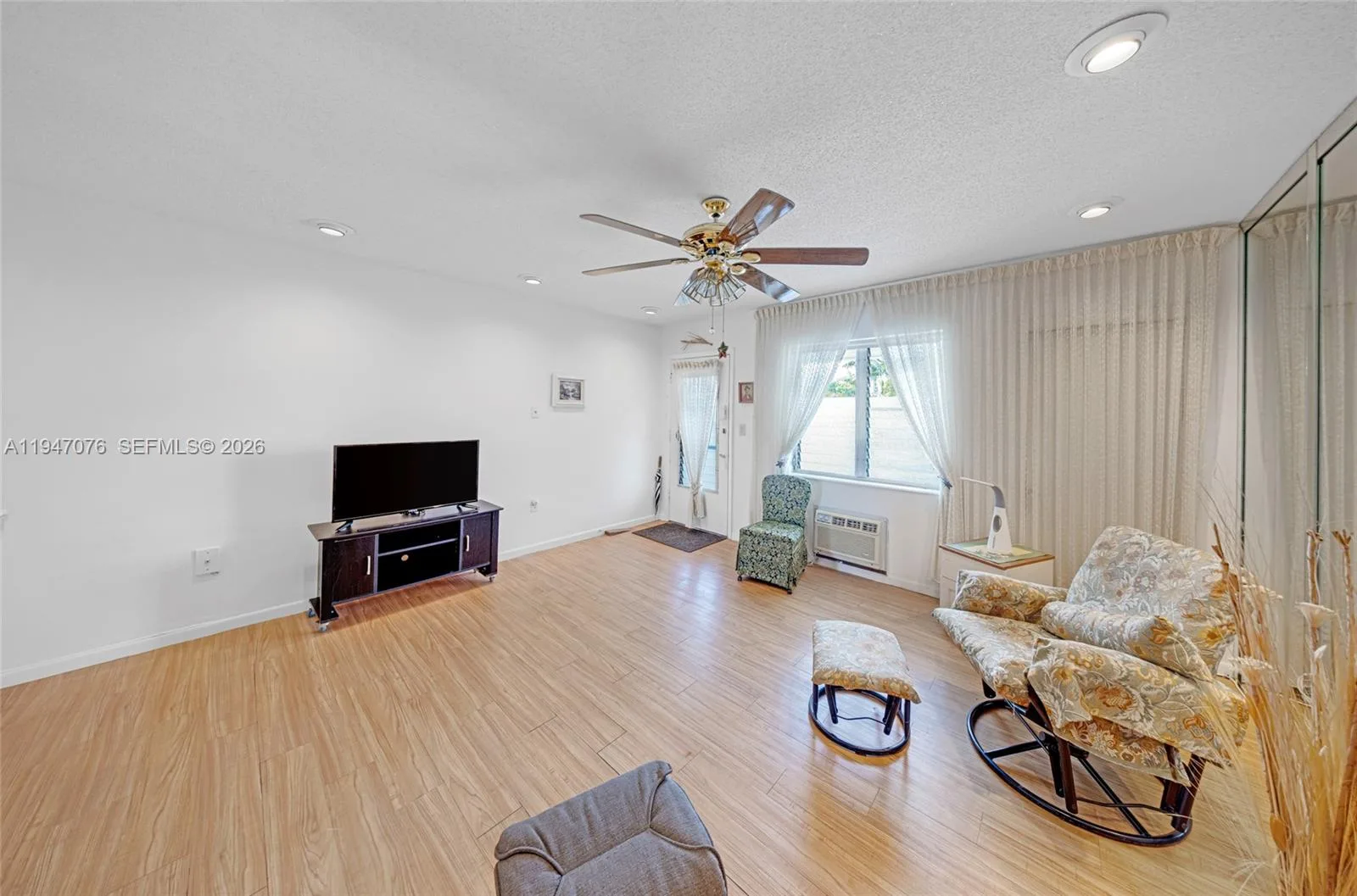 15600 NE 6th Ave # 28D, Miami, FL 33162 photo 2