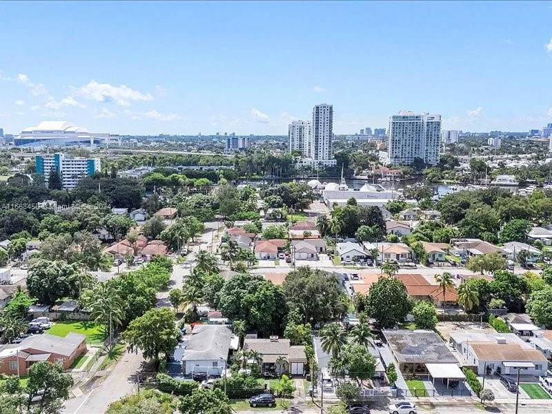 1810 NW 16th Ter, Miami, FL 33125 photo 12