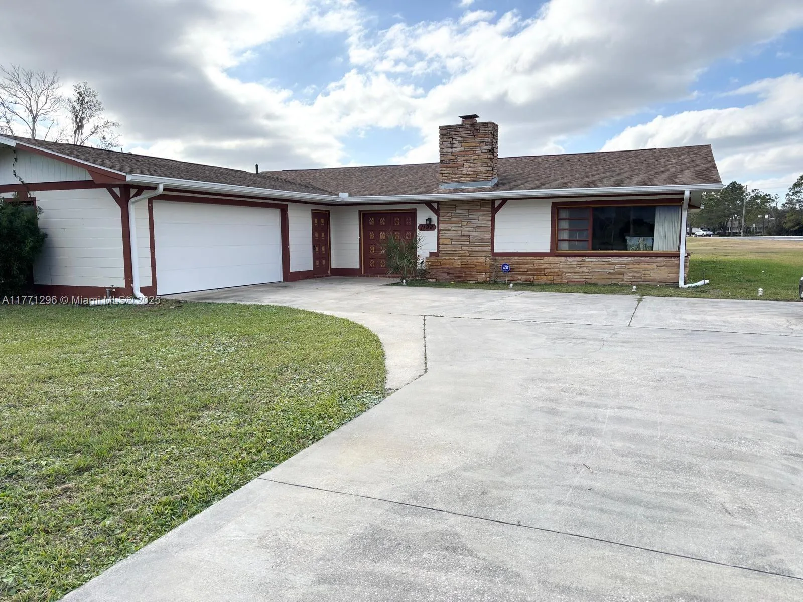 1198 N Country Club Dr, Crystal River, FL 34429 photo 2