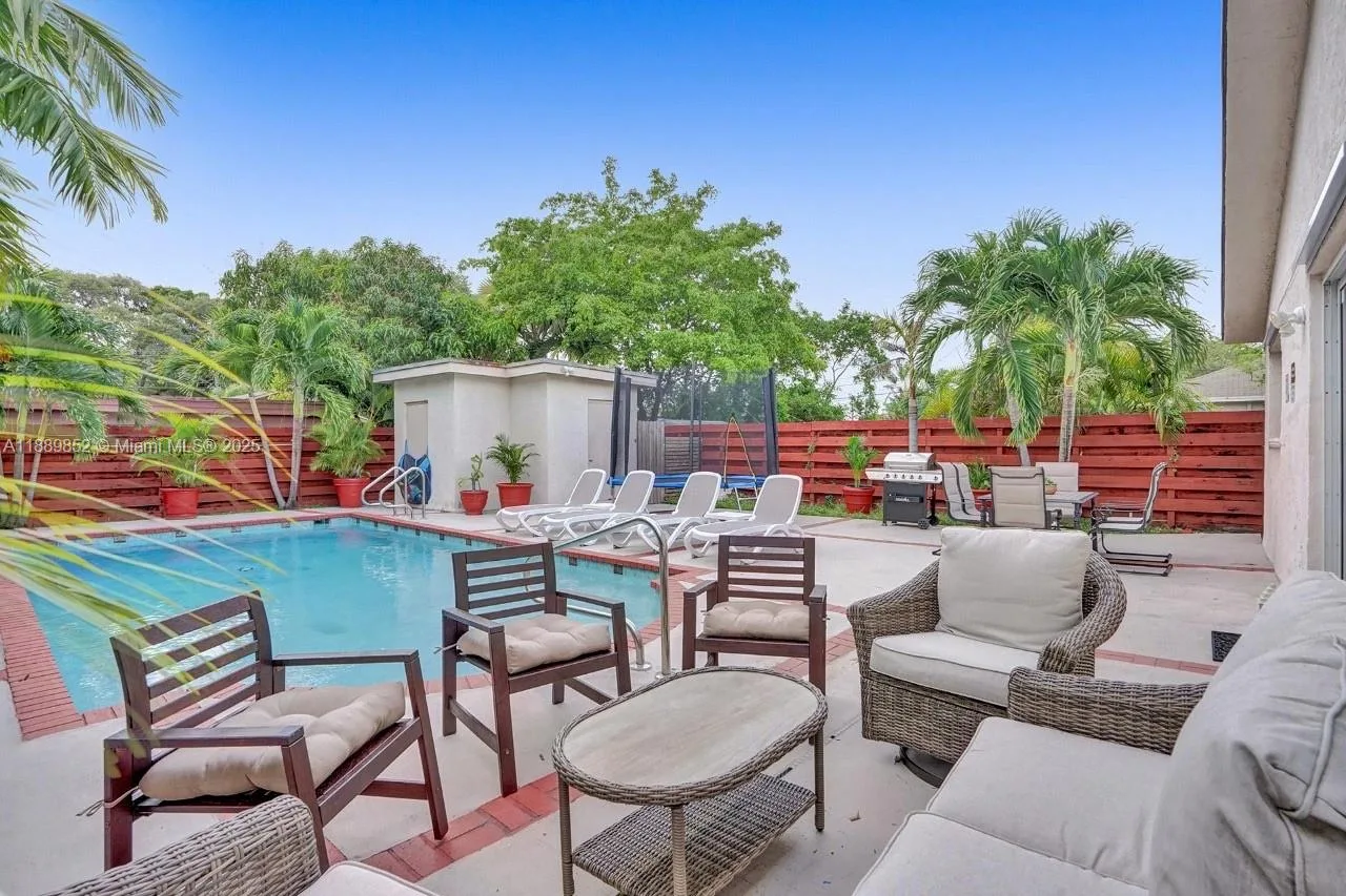 208 SW 2nd Ave, Hallandale Beach, FL 33009 photo 2