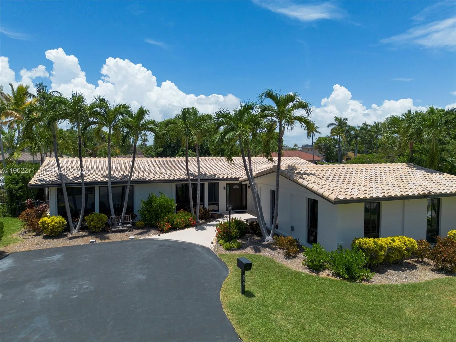 636 Hibiscus Dr, Hallandale Beach, FL 33009 photo 12