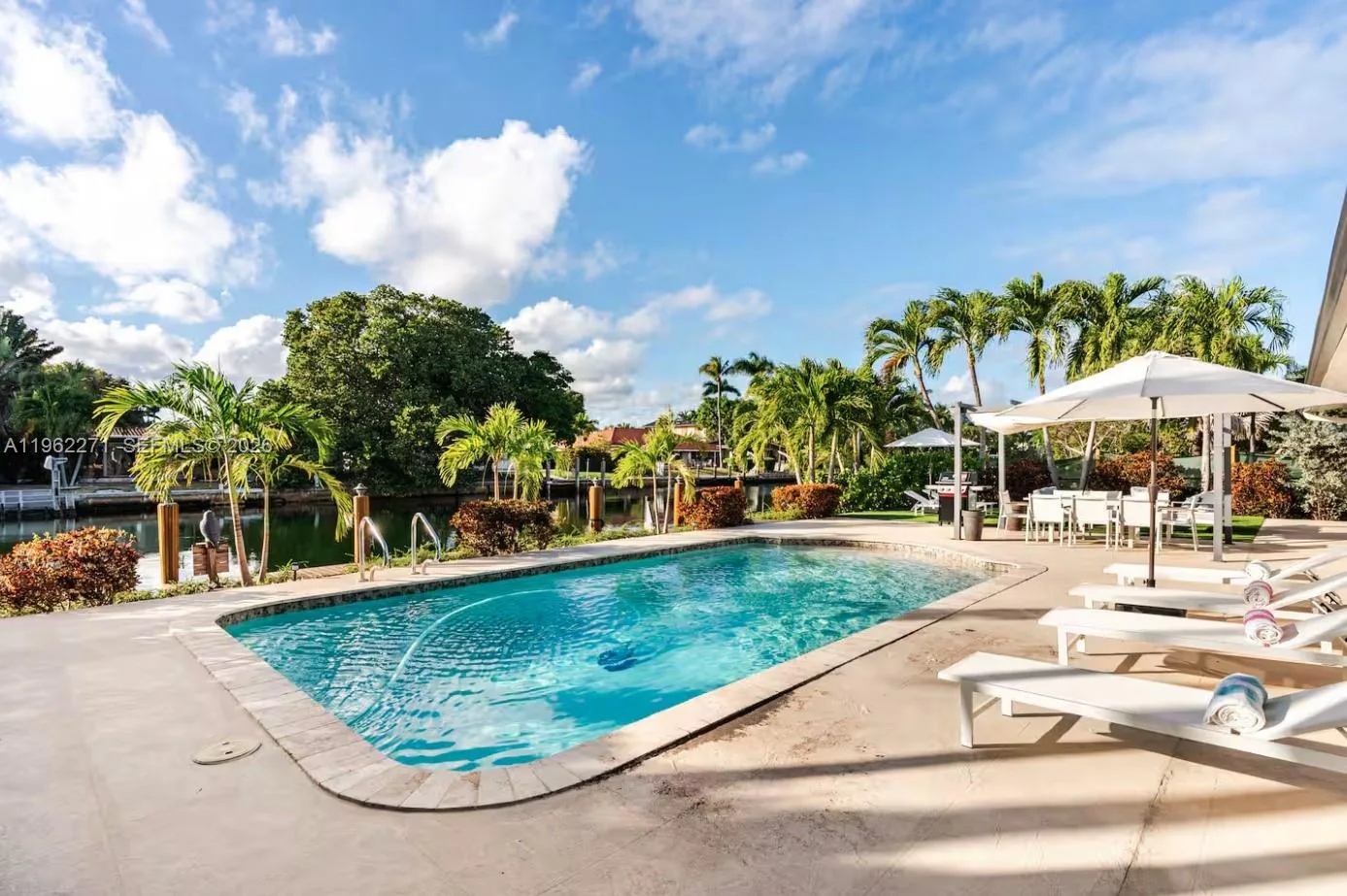 636 Hibiscus Dr, Hallandale Beach, FL 33009 photo 9