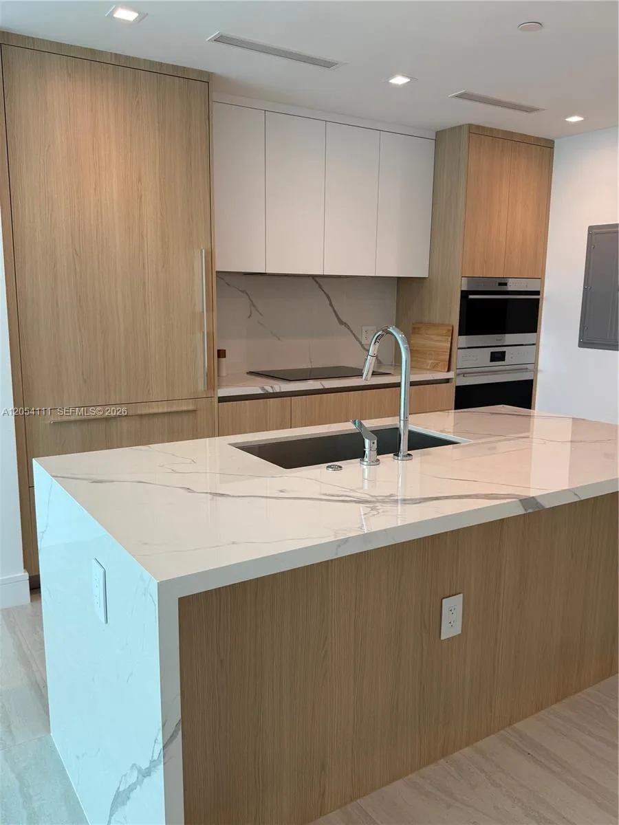 2411 Laguna Cir # 910, Miami, FL 33181 photo 5