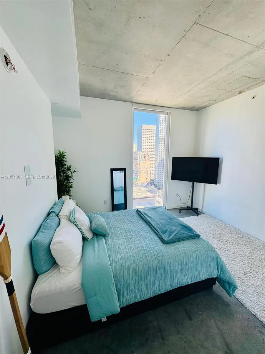 151 SE 1st St # 2102, Miami, FL 33131 photo 2