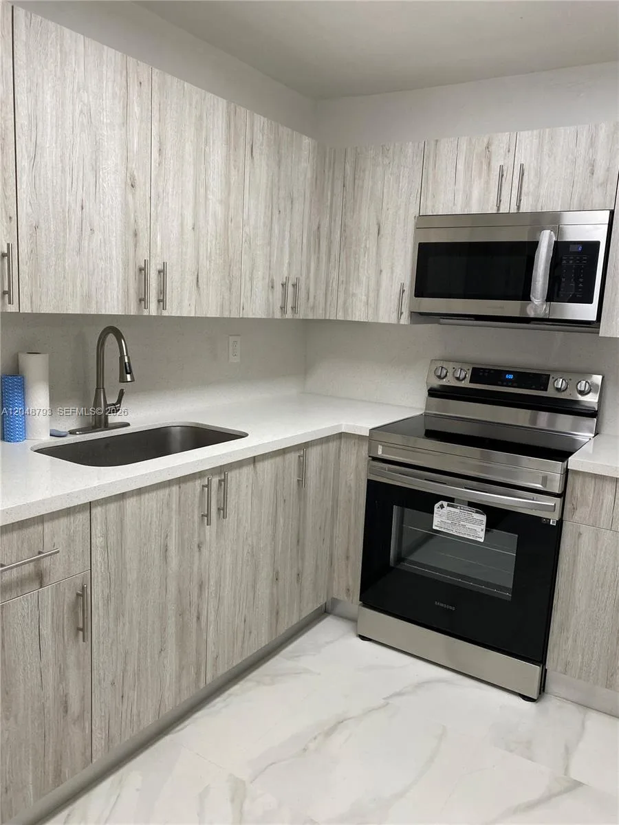 6190 W 19th Ave # 206, Hialeah, FL 33012