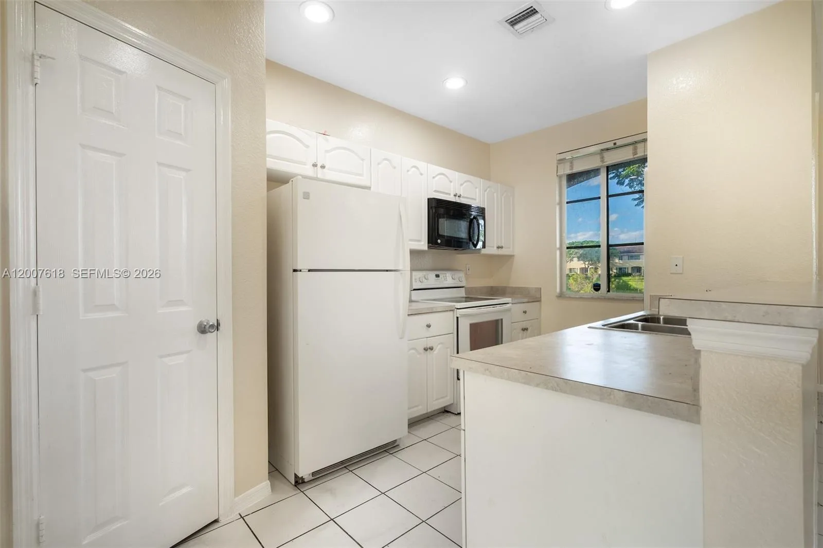 6051 SW 19th Pl, North Lauderdale, FL 33068 photo 4