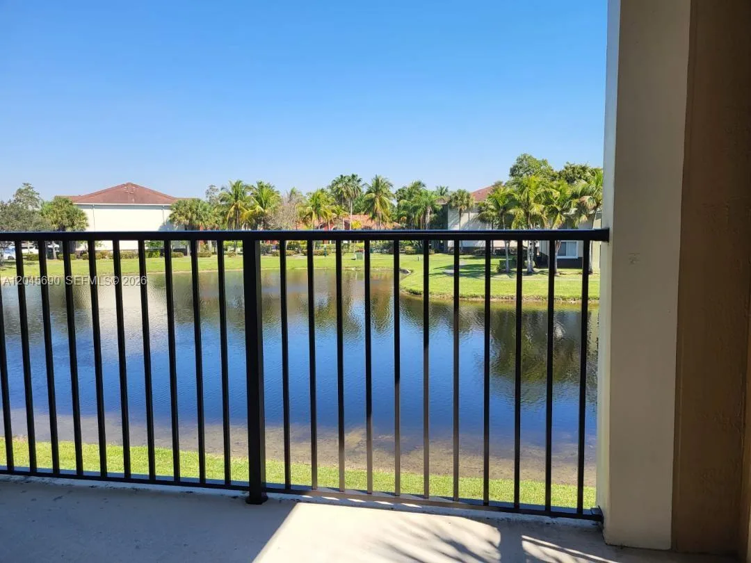 8070 N Nob Hill Rd # 208, Tamarac, FL 33321