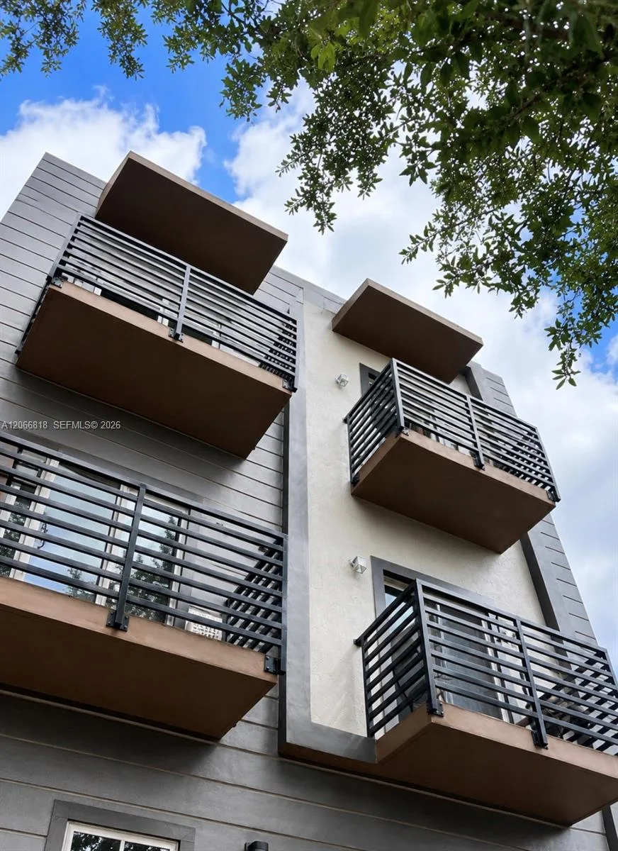 1315 NW 1st St # 203, Miami, FL 33125