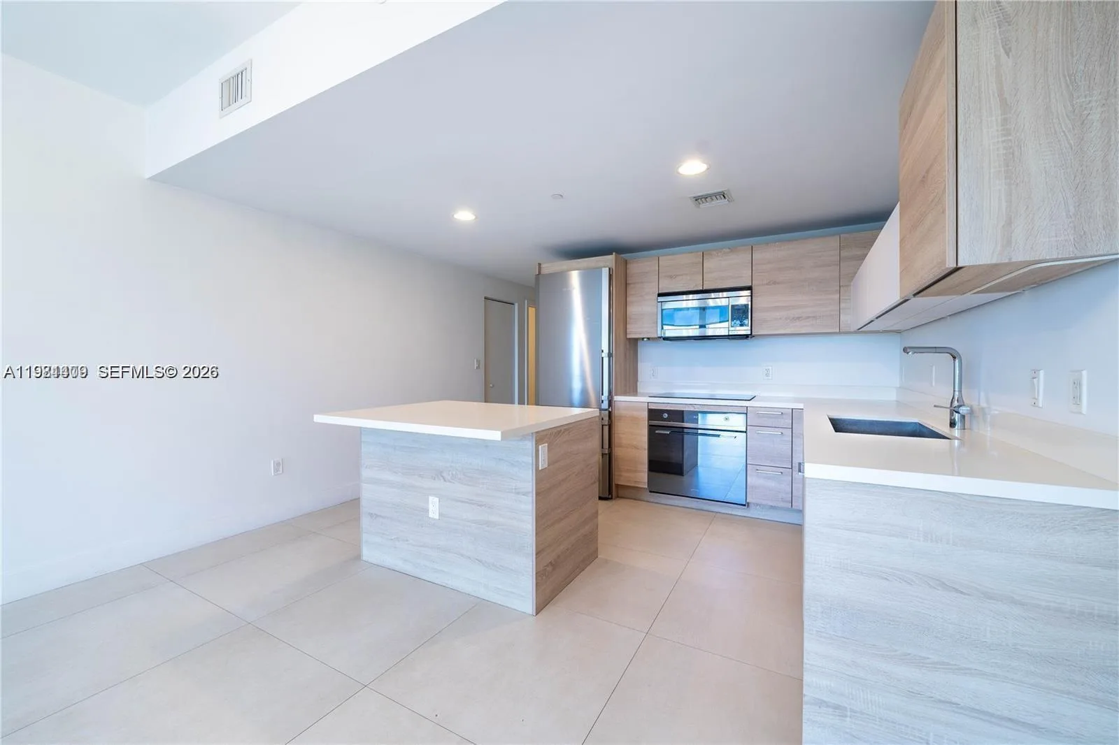 16385 Biscayne Blvd # 1120, North Miami Beach, FL 33160 photo 4