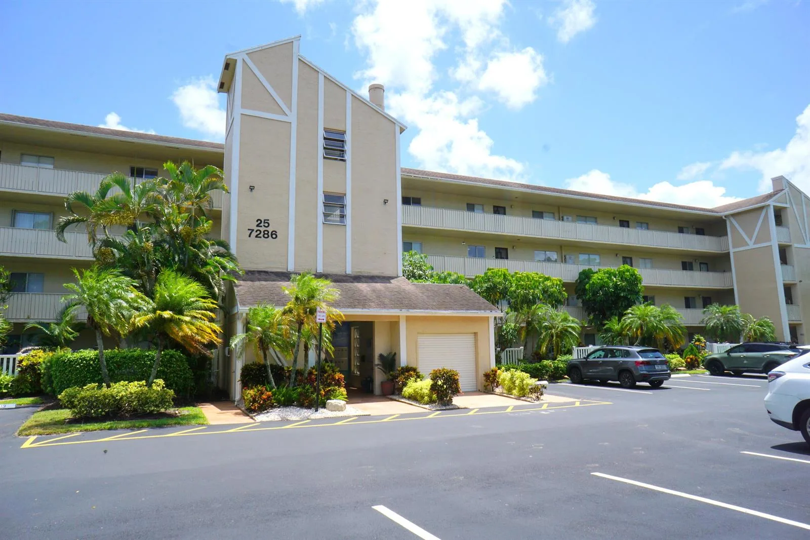7286 HUNTINGTON Lane # 306, Delray Beach, FL 33446