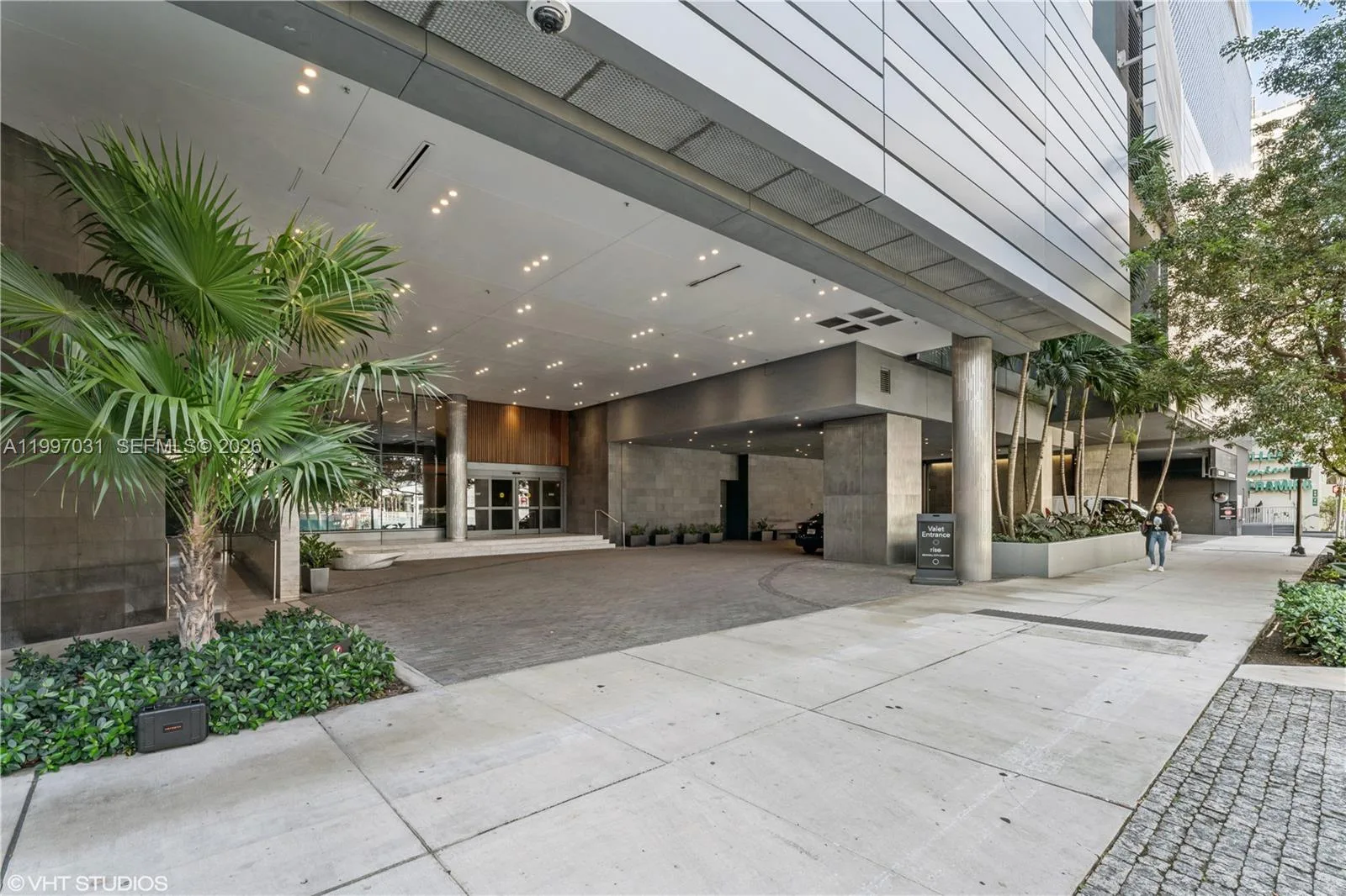 88 SW 7th St # 1804, Miami, FL 33130 photo 3