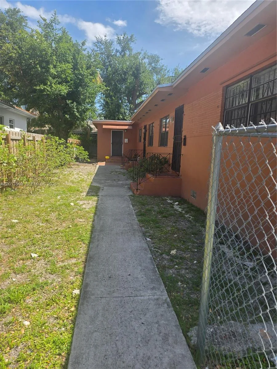 210 NW 69th St # 212, Miami, FL 33150 photo 2