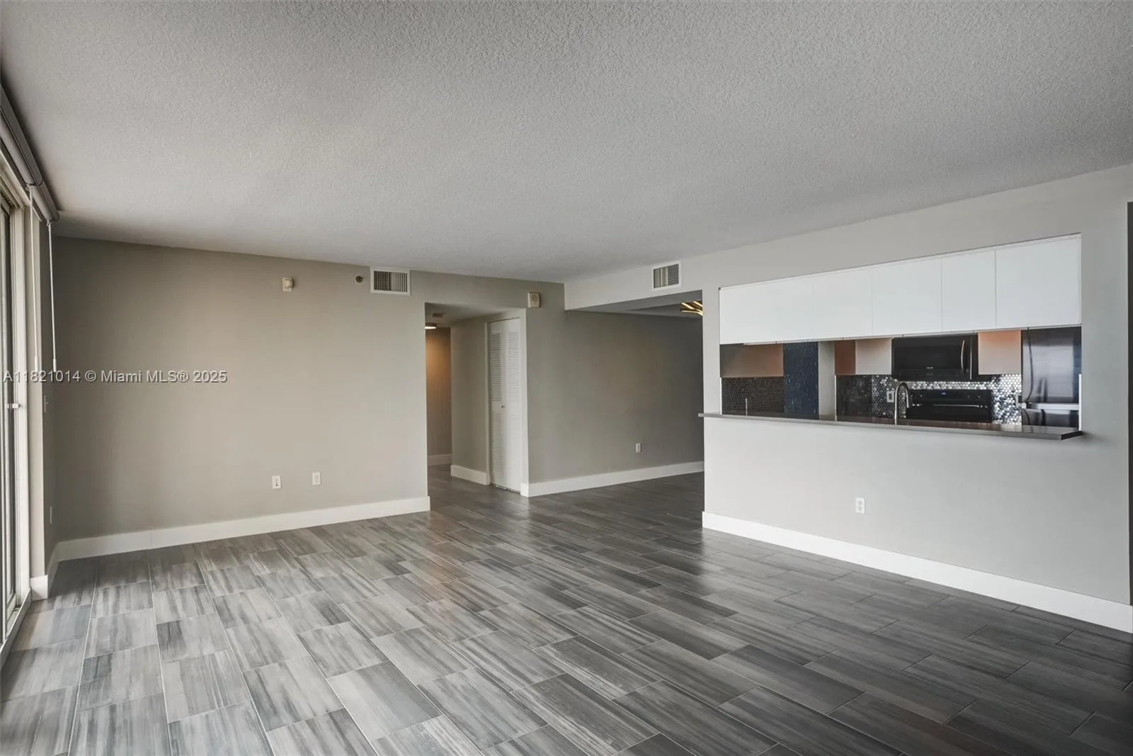 1200 Brickell Bay Dr # 2501, Miami, FL 33131 photo 4
