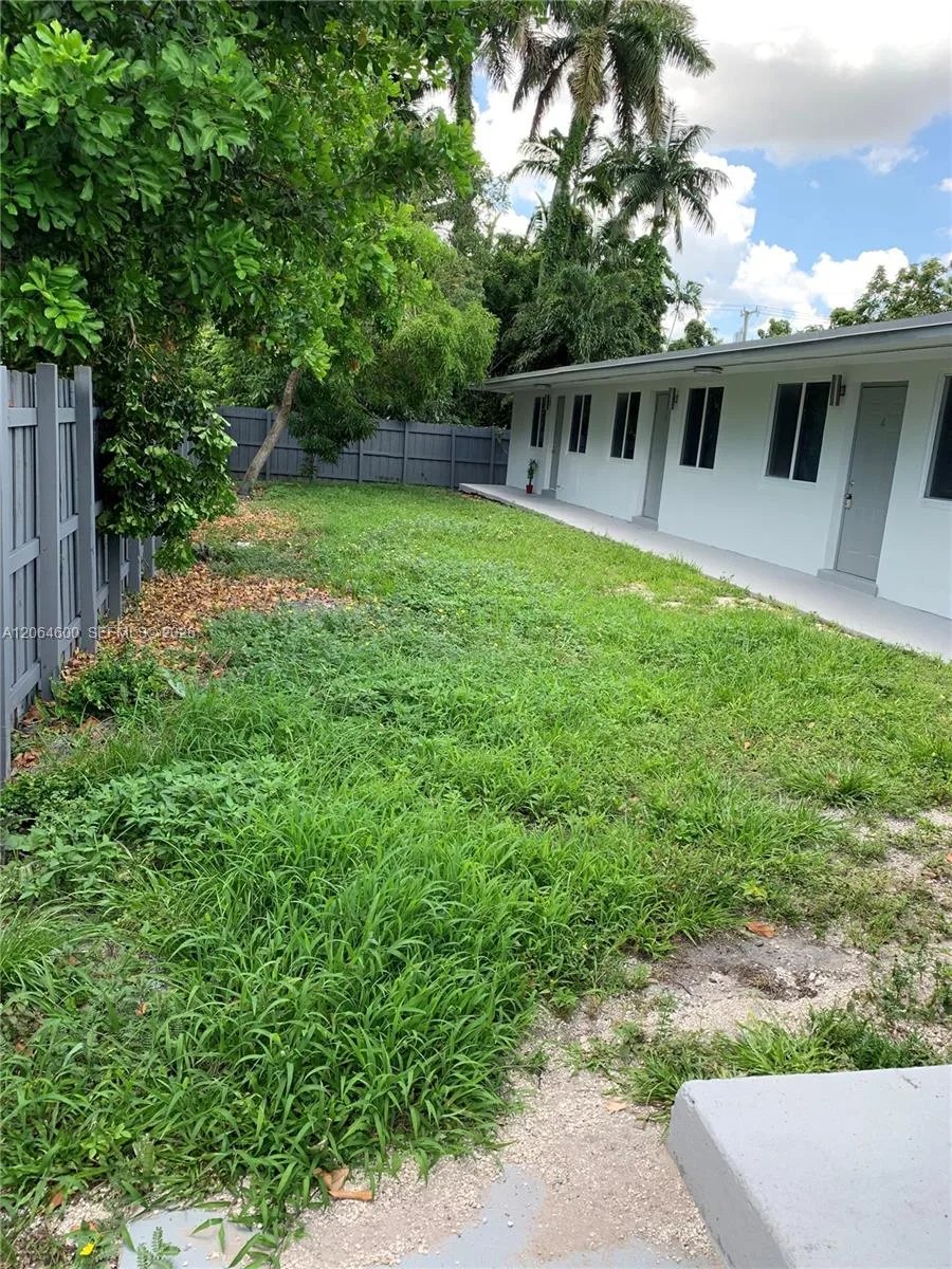 214 SE 8th St # 3, Hallandale Beach, FL 33009