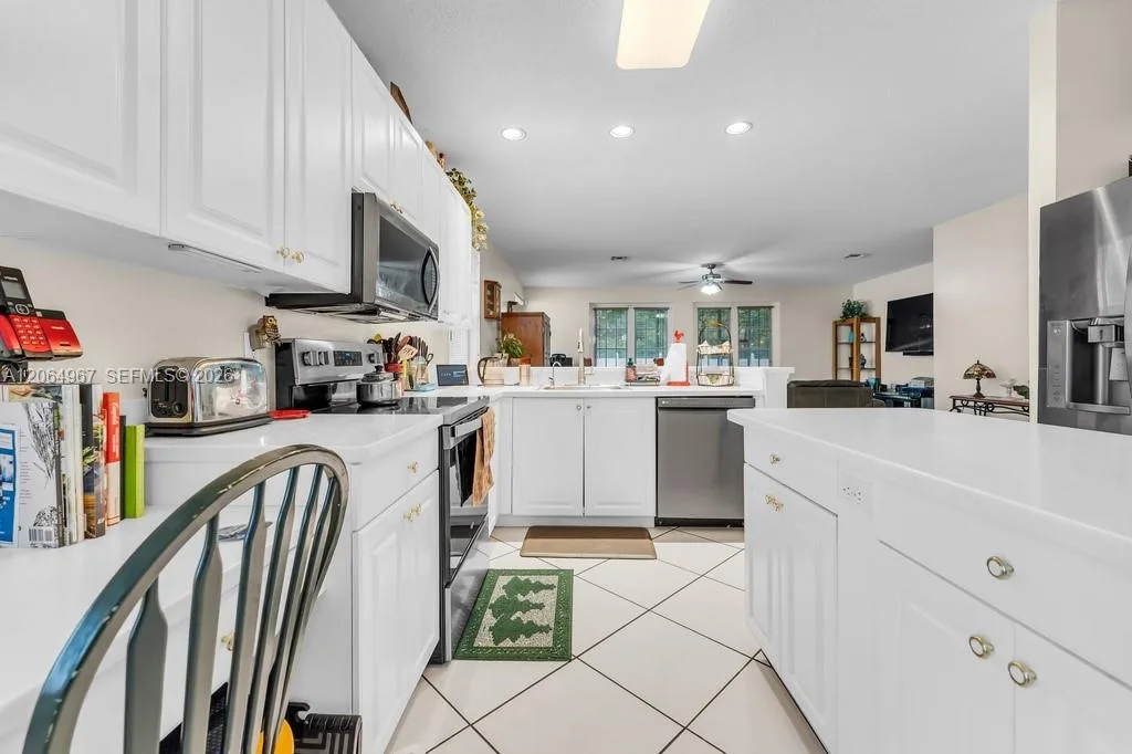 15887 NW 11th St, Pembroke Pines, FL 33028 photo 10