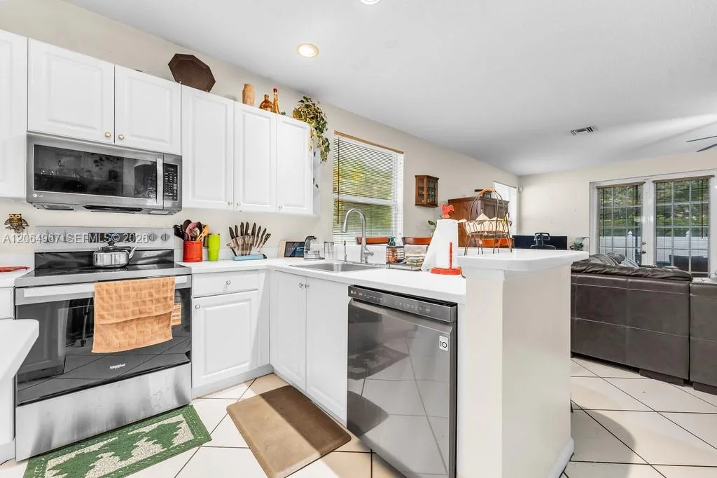 15887 NW 11th St, Pembroke Pines, FL 33028 photo 6