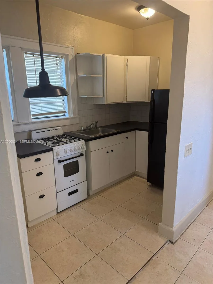 670 W 46th St # 5, Miami Beach, FL 33140 photo 2