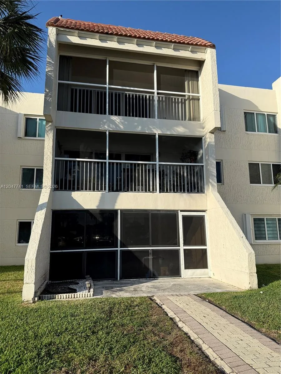 120 Lakeview Dr # 114, Weston, FL 33326