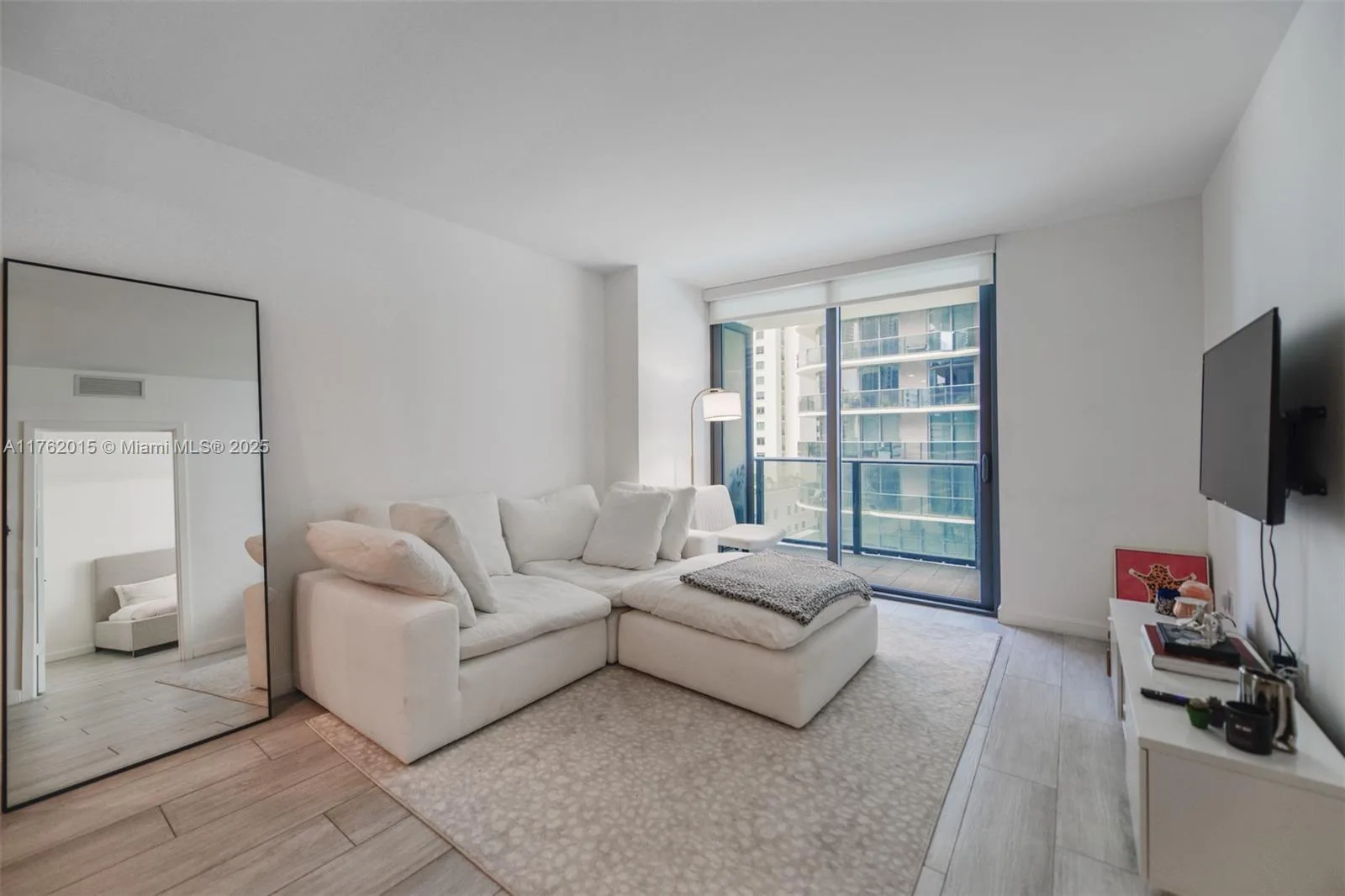 45 SW 9th St # 1107, Miami, FL 33130 photo 3